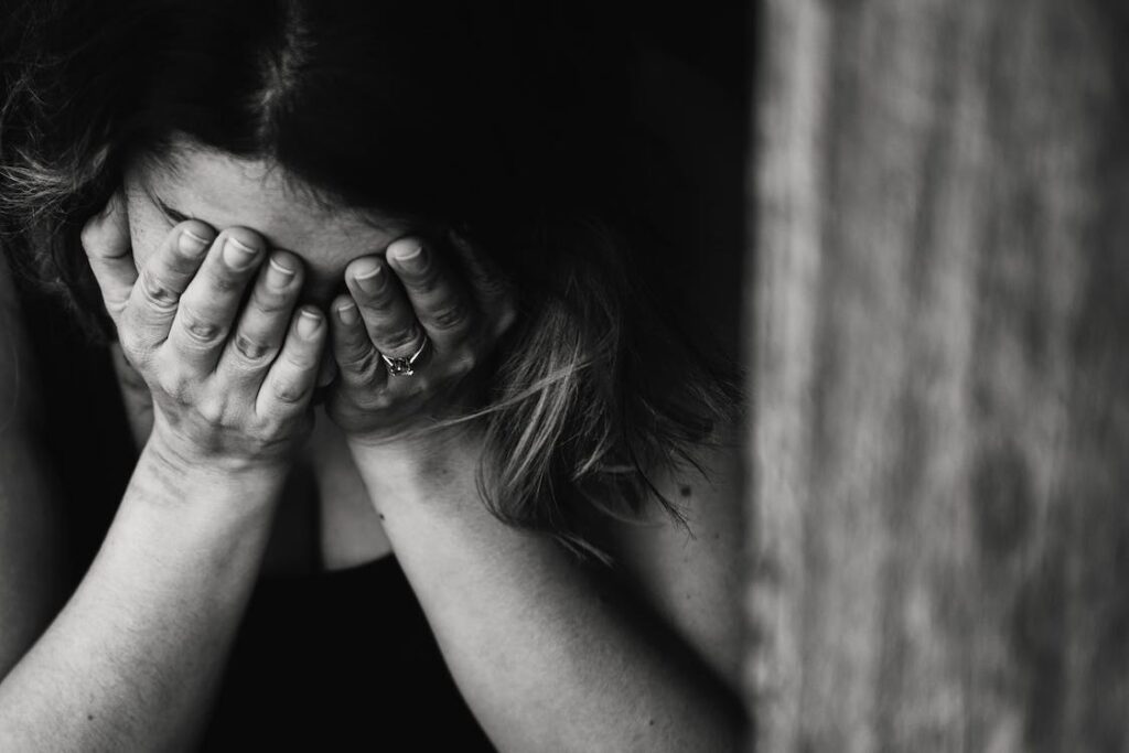 Free 泣いている女性のグレースケール写真 Stock Photo