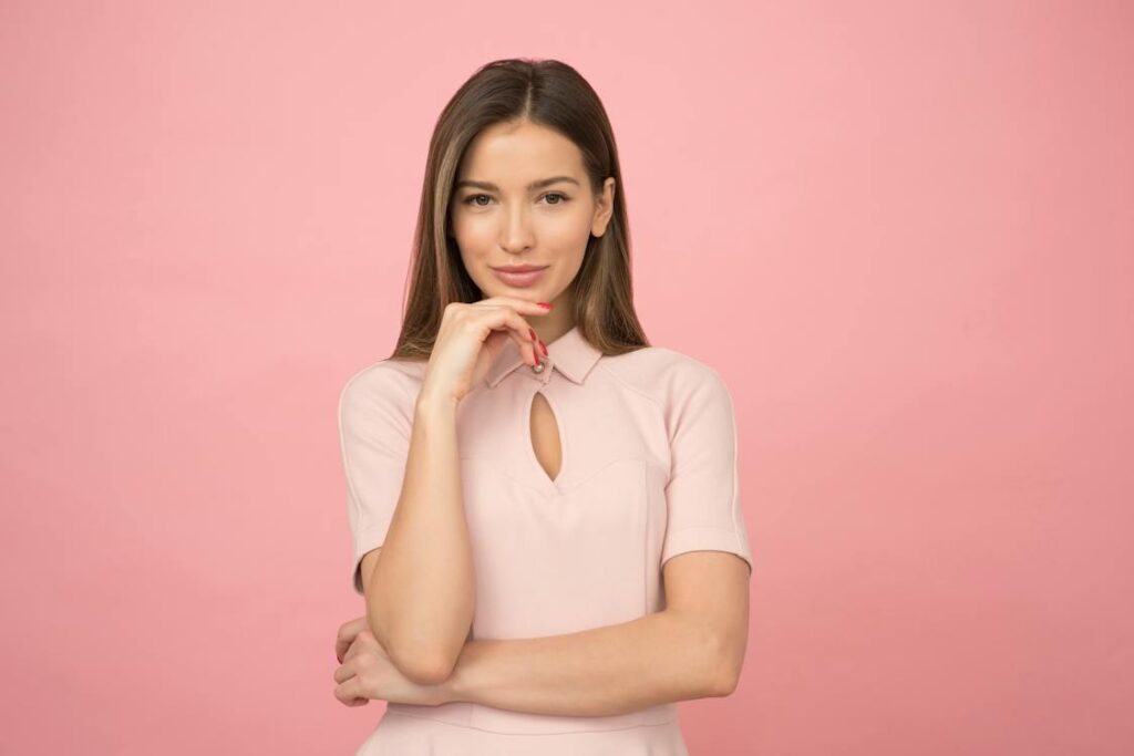 Free ピンクの襟付き半袖トップを着ている女性 Stock Photo